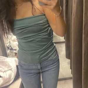 Zara topp - Säljer denna toppen från zara då den är för stor. Tröjan är helt oanvänd och i helt nytt skick. 