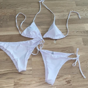 Vit bikini - Bikini från Shein. Oanvänd såklart! Följer med bikinitopp och två underdelar. 60kr+frakt.