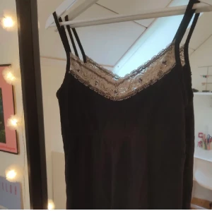 Linne - Super sött linne med detaljer längst kanten!❣️