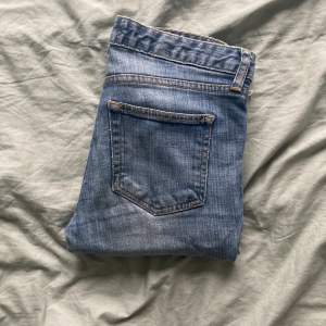 Ett par jeans från Cdenim. Jag skulle säga att dem är skinny och med ett hål på ena knät. Inga märken eller såvidare. Hör av er om frågor eller fler bilder. Jag står inte för frakten🤍
