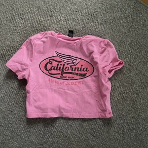 T shirt - Cropad t shirt med snyggt tryck. Endast provad