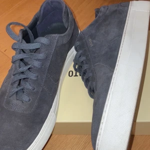 Arigato skor  - Säljer dessa mörkblå clean arigatos. De är i väldigt bra skick, endast använda ett fåtal gånger. Nypris 2500 kr. Pris kan diskuteras 