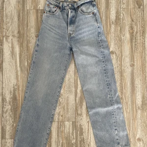 Levis ribcage jeans - Säljer mina favoritjeans då dem inte längre passar, är ett par Levis i modellen ribcage och är raka i modellen. De är i mycket fint skick 