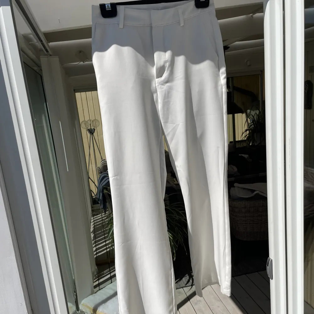 Vita kostymbyxor i storlek 36. Jeans & Byxor.
