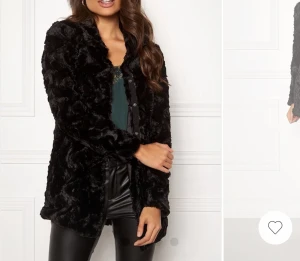 Pälsjacka - Säljer denna jättefina pälsjacka som är köpt från Vero Moda. Kommer inte till någon användning, den är köpt för 500kr men säljer för 200kr.