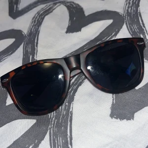 Solglasögon  - Oanvända! Från rusta nyskick vet ej hur mke jag köpte för men säljs för 20kr jättefina frågor eller intresserad skriv 💗