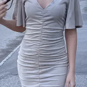 Beige/grå klänning i storlek 34 