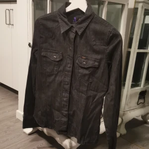 Skjorta  - En mörk Lee skjorta storlek S för män. Den är använt men endast få tak gånger. 