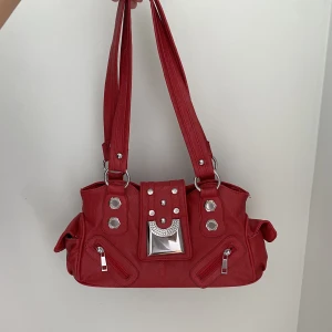 Röd väska - Supersnygg röd unik väska i bra skick💞💞💞