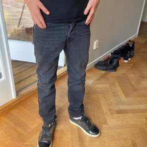 Svarat jeans från Jack and Jones, helt oanvända!  Nypris var 700  300kr+frakt 