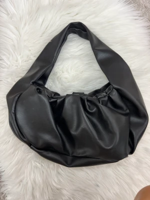 Svart läder väska - Svart ”läder” väska från Gina tricot. Magnet stängning. Rymmer mycket. Knappt använd.