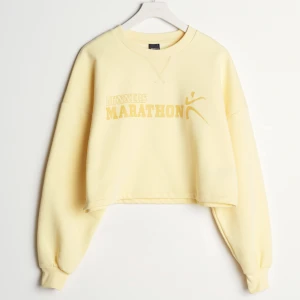 Gul tröja - Gul tröja från gina. Ser så mycket bättre ut i verkligheten än på bilderna! Jättegullig färg på den, lite finare gul i verkligheten. Nästan aldrig använt! Och perfekt t när man ska träna 💓