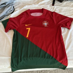 Portugal tröja - Bara hängt i mitt rum då den aldrig kom till användning. Köpt på unisport i Stockholm för 1249 kr. Ronaldos sista vm tröja. 