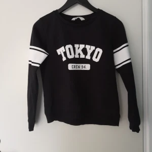 Svart tröja H&M storlek 158/164 - Svart tröja H&M storlek 158/164 med vitt tryck  Obs, hund finns i hemmet   Fraktas enligt överenskommelse. Frakten bekostas av köparen.  3 för 2 på alla Hoodies/Tröjor   PRISET GÅR ATT FÖRHANDLA