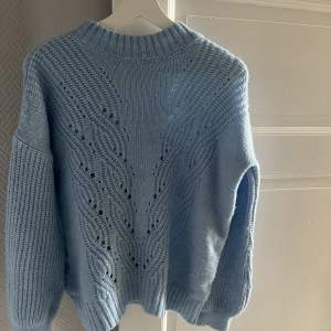 En ljusblå stickad tröja från Ida Carlssons släpp med Madlady i storlek S. Endast använd ett fåtal gånger.