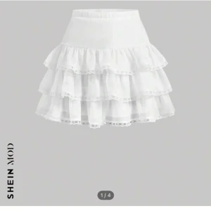 volang kjol  - lägger ut på nytt då gamla köparen slutade svara! o andvänd och helt ny!