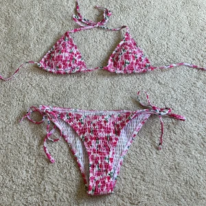 Rosa bikini - Säljer en jätte fin bikini parfekt till sommaren. Köpte bikinin på nätet och den är aldrig använd pga att överdelen är för liten.