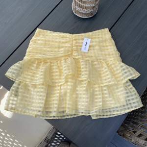 Gul och somrig kjol från ginatricot. Säljs inte längre men köpt för 499kr, oanvänd med lappen kvar. Storlek 42 men skulle säga att den mer passar 38 då den är liten i storleken💛💛
