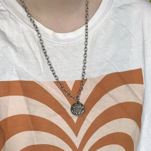 Halsband - Ett halsband med en vintage berlock med en groda på🐸🍄🍃skriv till mig om du vill se fler bilder och eller har frågor!🫶🏻köparen står för frakten.