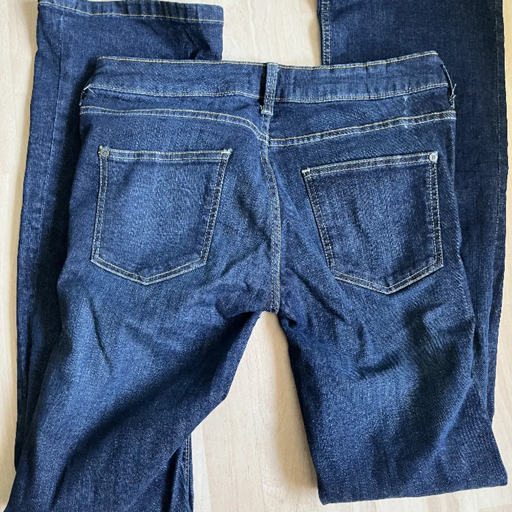 Ett par as snygga bootcut jeans. Nästan aldrig andvända, har dock sytt de lite. 70 + 50 kr frakt. Skriv för mer info och bilder . Jeans & Byxor.