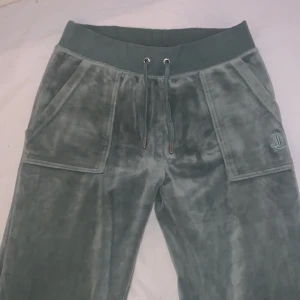 Ljus gröna juciy couture  - Här e mina gröna juciy byxor som jag inte använder längre inte använda så mycket skriv dm för mer bilder på byxorna eller om pris💞
