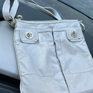 By Marc jacobs väska - En Marc by marc Jacobs väskagrå i riktigt skinn,med silver detaljer. Super fin till vad som helst,har använts fåtal gånger. Det är en axelbandsväska.    