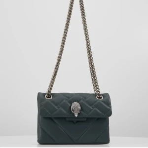 Kurt Geiger väska - Säljer min fina väska från kurt geiger. Mörkgrön färg (tror ej att just denna säljs längre). Den lilla modellen, den funkar både att ha crossbody och på axeln. Sparsamt använd, den är i fint skick och har inga defekter. Nypris ligger på ca 3000kr. 