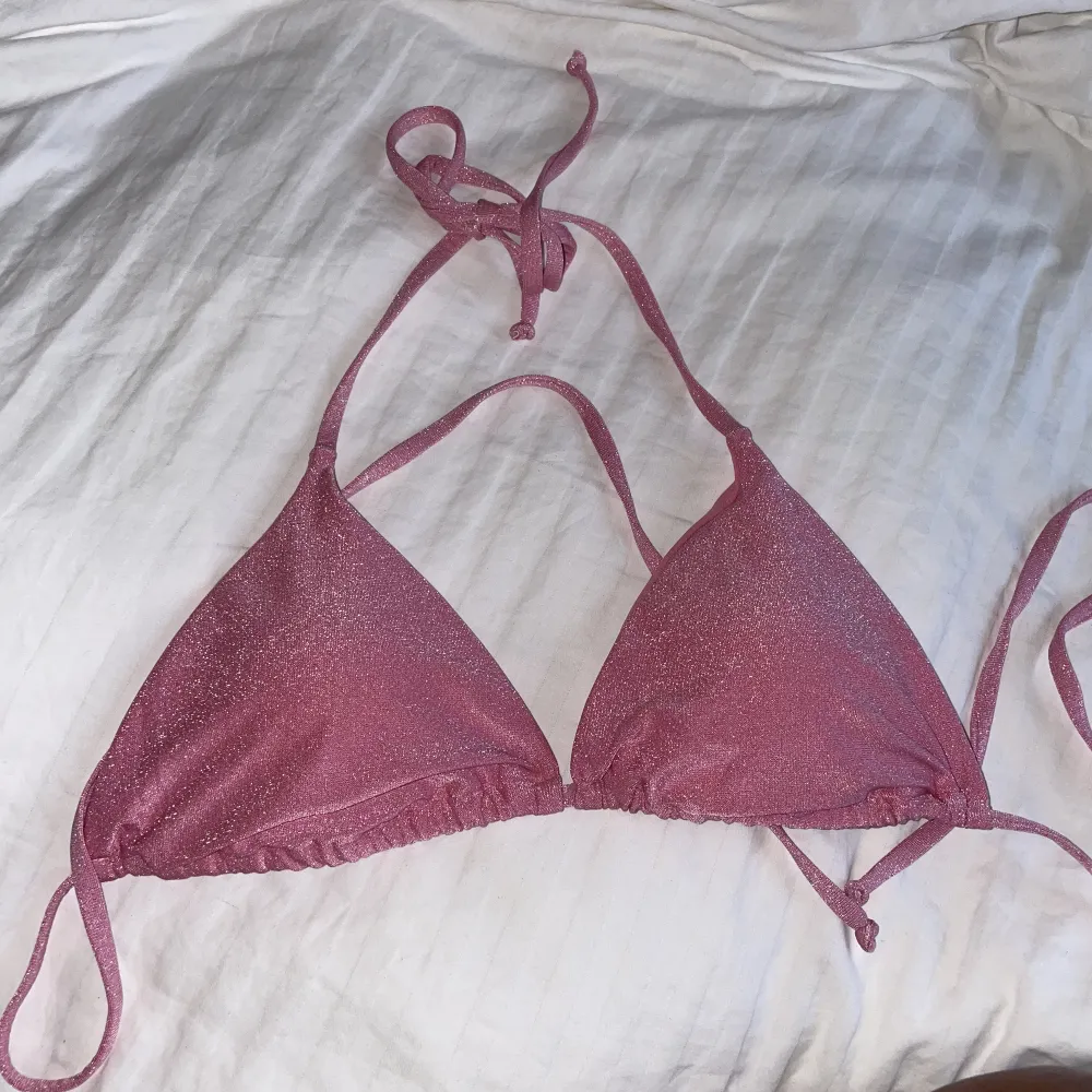 Jättesöt rosa glittrig bikini från Nelly i storlek S! Kommer ej till användning. Köparen står för frakt💕 hör av dig för fler frågor! Nypris : 249kr. Toppar.