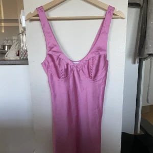 Satinklänning från asos - Säljer denna satinklänning från ASOS i storlek 36/S. Använd vid enbart ett tillfälle. 