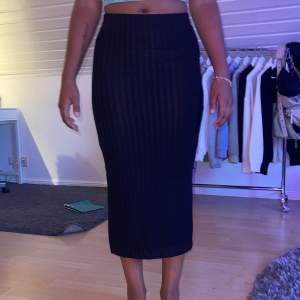 Säljer denna super fina svarta kjol med slits på sidorna❤️Köparen står för frakten🫶🏽