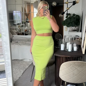 Sett från zara  - Snyggt sett från zara i en snygg grön färg. Toppen har en öppen rygg. Använd vid två tillfällen. 