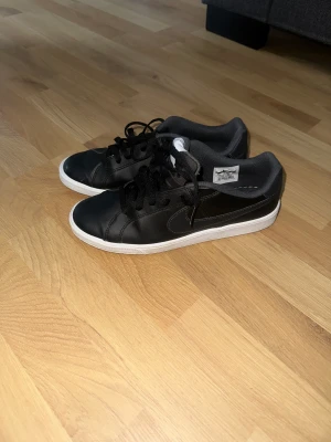 Nikeskor  - Säljer mina Nike skor då de är för små, har inte använt dem så mycket så de är i bra skick. I storlek 42 