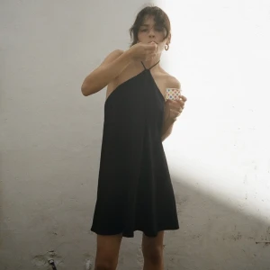 Zara klänning - Supersöt klänning ifrån Zara, knyts i nacken och är djup i ryggen. Har inbyggda shorts vilket är asnajs!