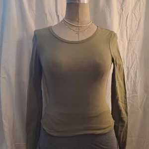 Grön långärmad tröja  - Str. Xs men passas nog S också. Kan finnnas ett hl på framsidan. Pris är diskuterbart vid snabb affär. 😊