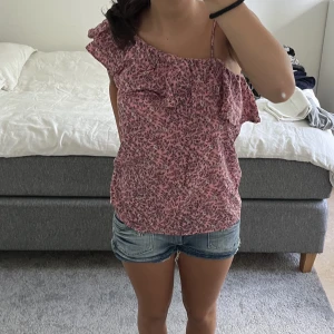 Topp - Super fin blommig topp. Aldrig använd då den inte kommit till användning. Super fin på sommaren emn även vinter. Man kan ha den på olika sätt. För fler bilder skriv privat. 