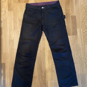 Comme Des Garcons Homme carpenters 2009 - Ett svart par Comme des Garcons Homme carpenter byxor från 2009. Fin passform och snygga detaljer.   I bra skick! Ser lite använda ut men inget annat märkbart.   Cleant par CdGH, va lite coolare än resten med dessa😎