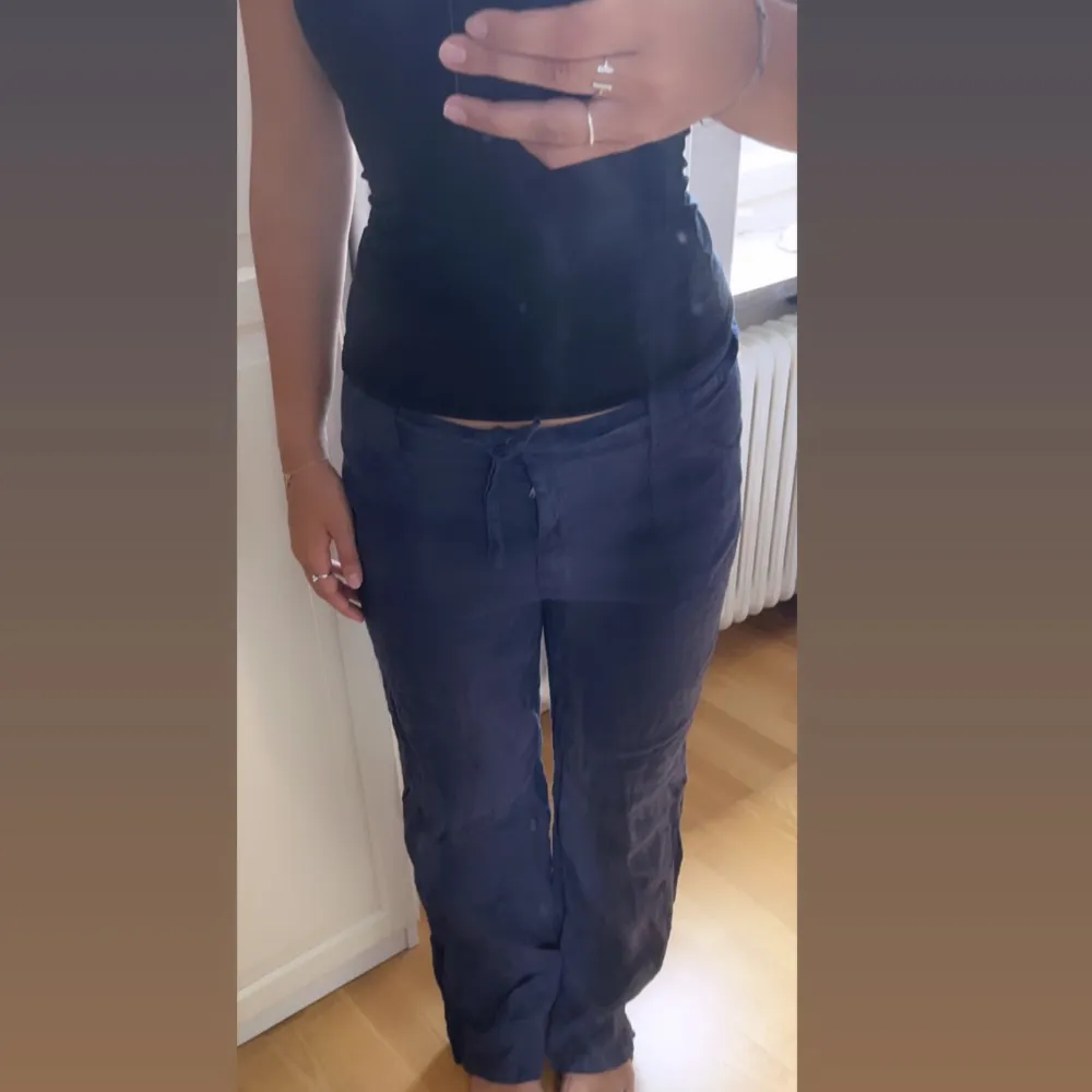 Marinblåa linnebyxor köpta i Grekland💙. Jeans & Byxor.