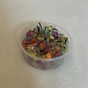 Frukt berlocker till salu 🍑🍍🥑🥝🥥🍓 - Säljer söta frukt berlocker. Har ingen användning av dem längre och vet inte vad jag ska göra med dem 😊har ingen aning hur många det är men ca 80 st. Alla säljs tillsammans! 