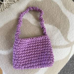 Crochet bag i färgen lila Storlek 20x14 cm💜