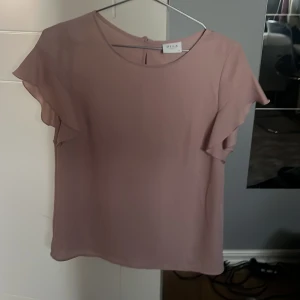 Söt blus - Söt rosa blus. Säljes då den inte längre kommer till användning. 