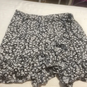 Blommig kjol - En blommig kjol som har blivit för liten för mig. Den är inte stretchig alls men fin är den. Storlek158/164 köpte för 49 kronor.