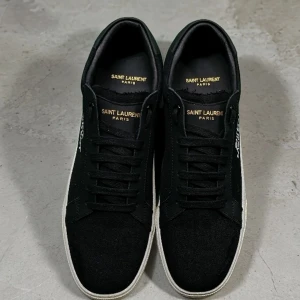 Saint Laurent Court Classic SL/06 Embroidered Sneakers - Nypris: 6800kr   I   Mitt pris: 2699   Inga defekter, då modellen är "destressed".   Kan mötas upp i centrala Göteborg. Frakt ingår i priset 