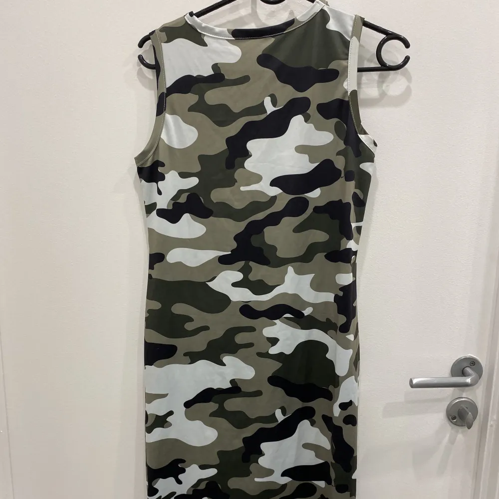 En fin kamouflageklänning med skönt och stretchigt tyg. Klänningar.
