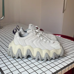 Eytys halo - Sparsamt använda så i mycket fint skick! Normala i storleken.