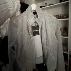 Juciy couture. överdel i grå  - Aldrig använd. Bra skick. Liten i storlek. Har i storlek L men skulle passa om man har storlek M! Pris går att diskutera. Nypris: 1000