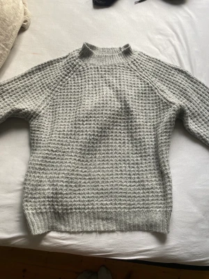 Stickad tröja - Jättefin stickad grå tröja från Lager 157 Storlek S 