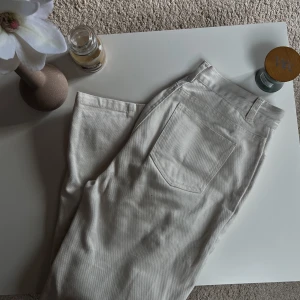 Jeans - Vita jeans som passar perfekt nu till sommaren😍För korta för mig som är 175cm. 