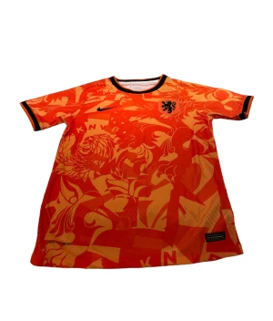 Nederländerna - En Nederländerna tröja i storlek s som är orange. Den är perfekt passande och av hög kvalitet. Dess andningsförmåga gör den idealisk för både matcher och träning.