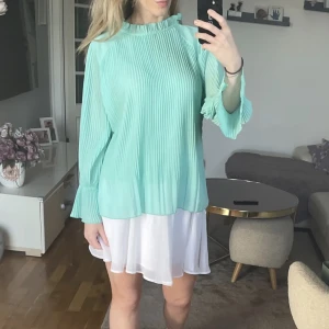 Turkis plisseret bluse - Smuk plisseret bluse fra senes Nypris 700 dkk  Se også mine andre annoncer 