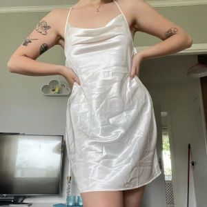 SATIN KLÄNNING - så vacker satinklänning från hm, endast använd en gång pga passar inte mig🐚🩶